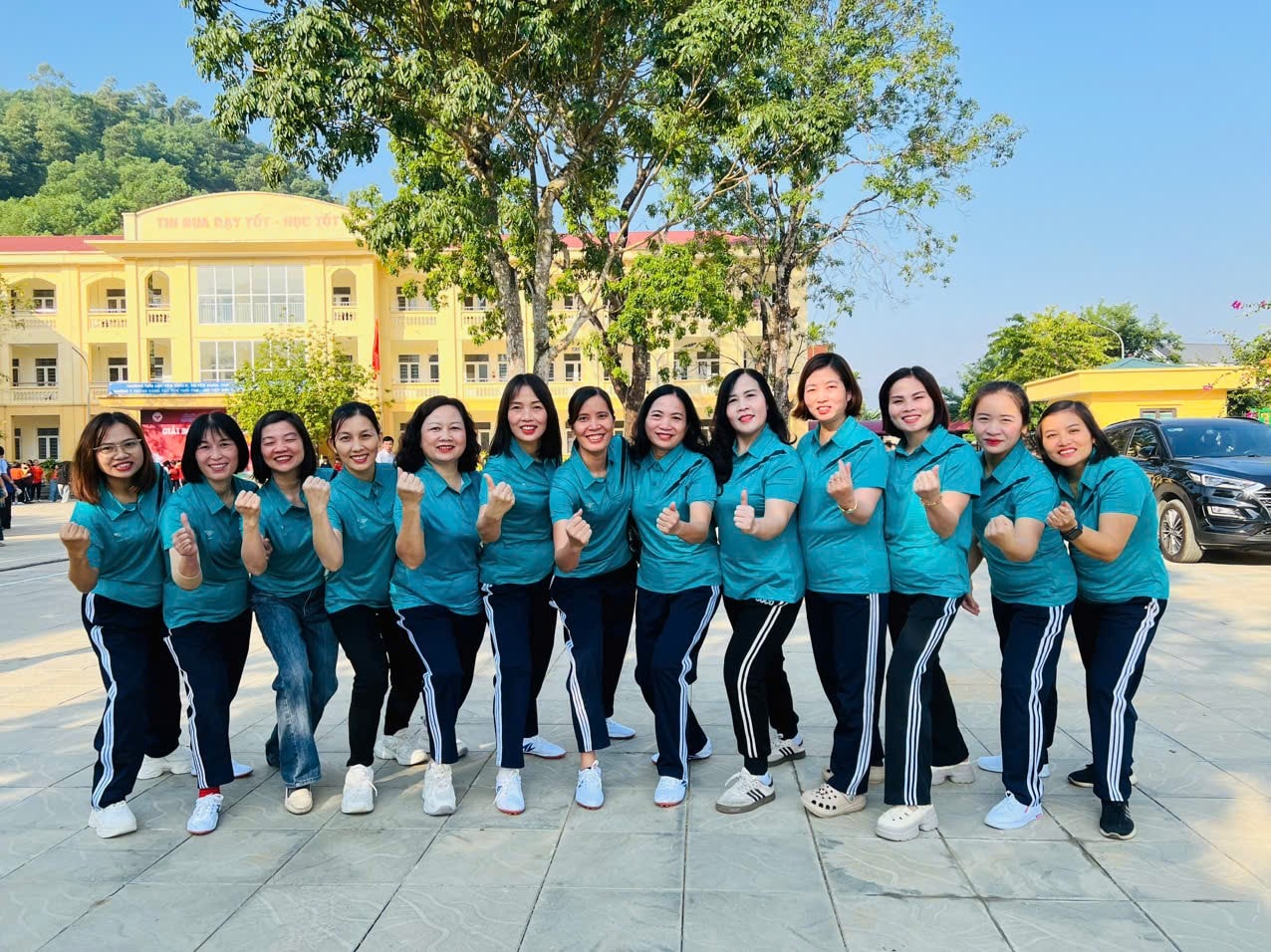Xin chúc mừng các cô!