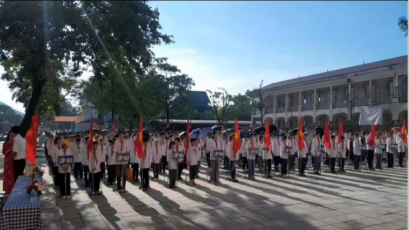 "Thầy cô, bạn bè và mái trường" (BDT 03) Tác giả: Hương Giang Giọng đọc: Ánh Ngân