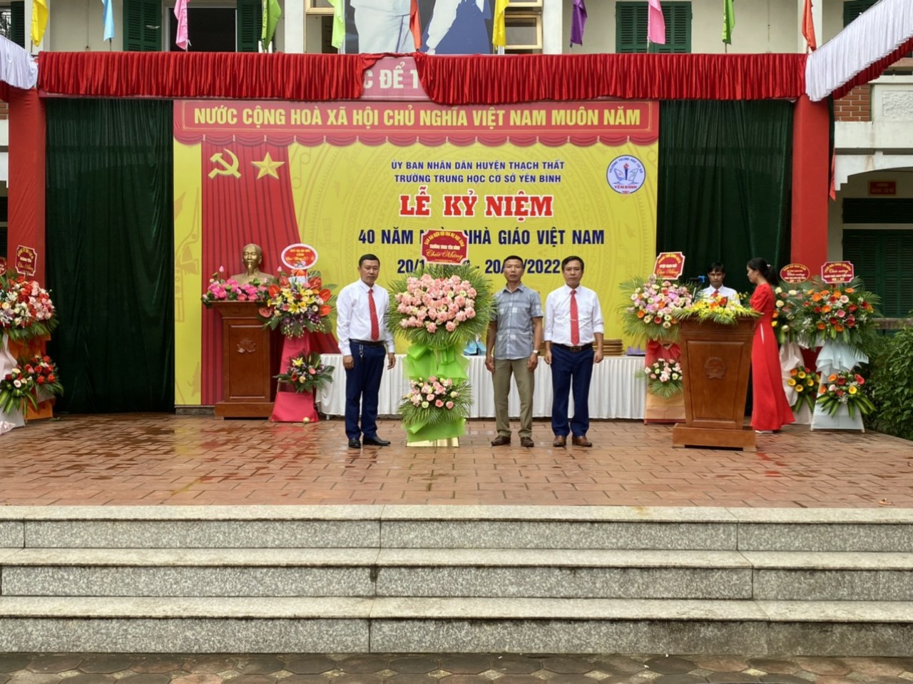 Chương trình văn nghệ đặc sắc của học sinh khối chuyên Nga kỉ niệm Cách mạng tháng Mười Nga